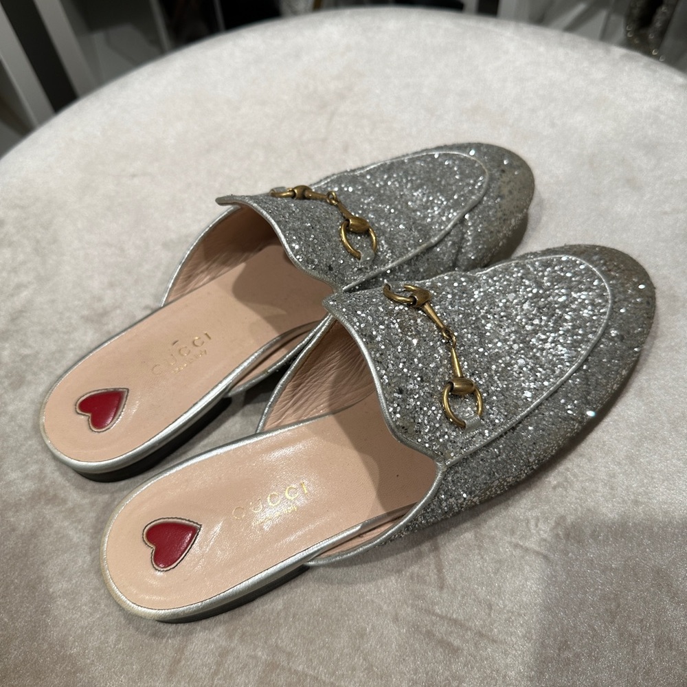 GUCCI Silver glitter loafer slides
